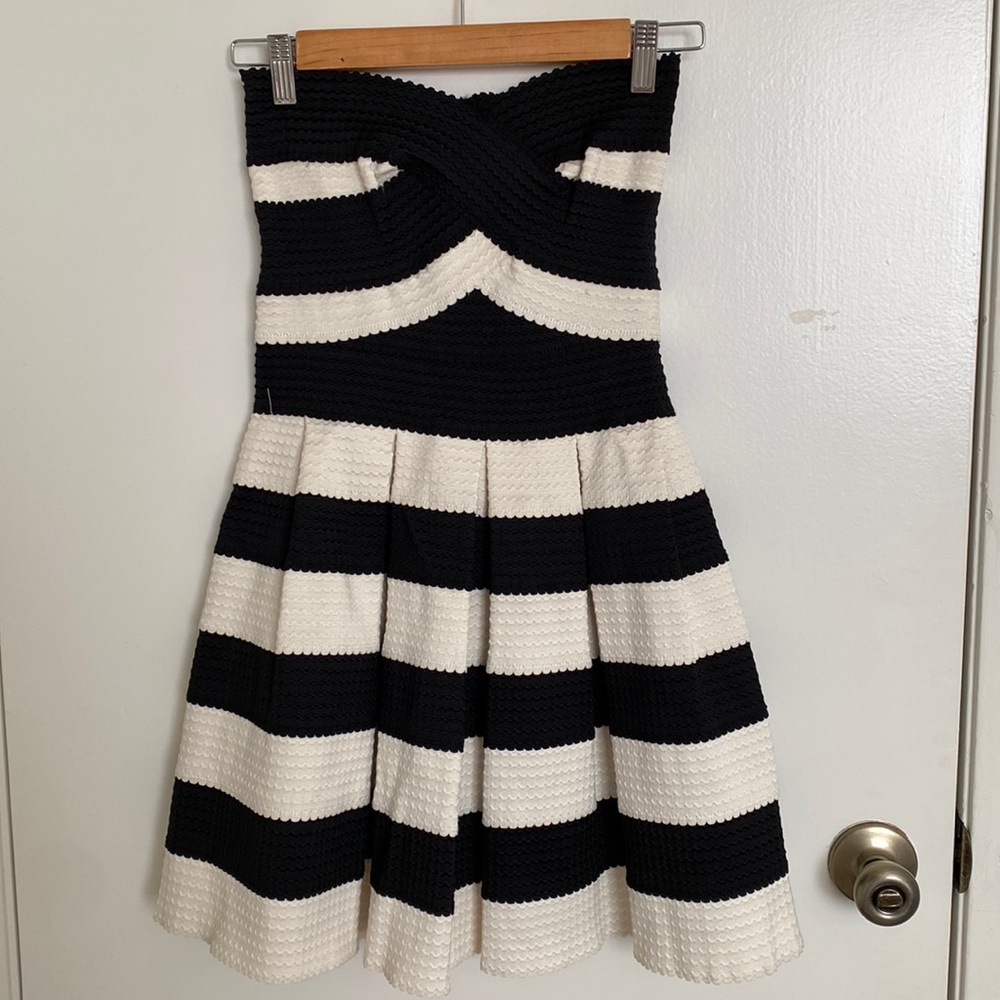 Black strapless dress. Brand: Sis . Sis